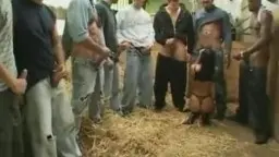 Rumänin kniet im Stroh und lutscht gleichzeitig zwei dicke Schwänze