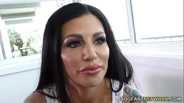Melissa Lynn im engen weißen Spitzenkleid sitzt einem muskulösen Schwarzen gegenüber und flirtet aufreizend am Tisch