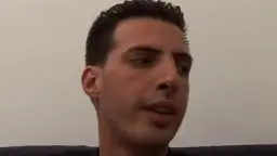 Reife MILF mit offenem Mund nimmt jungen harten Schwanz tief in den Mund
