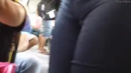 Enge dunkelblaue Leggings spannen sich prall um einen runden Po im überfüllten Stadtbus