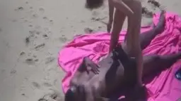 Nackte Paare ficken am Strand