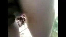 Zierliche Asiatin zieht im Freien ihren BH hoch und präsentiert ihre glänzenden nackten Brüste