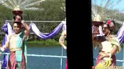 Hand zieht benutztes Kondom aus trübem grünem Wasser