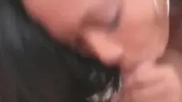 Nahaufnahme einer nackten Asiatin mit offenem Mund, die einen großen Schwanz lutscht