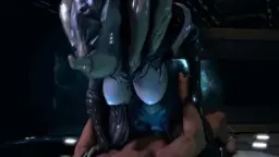 Glänzende blaue Alien-Nanny mit riesigen silbernen Brüsten wird von unten gepackt und präsentiert