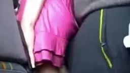 Blonde Frau in pinkem Kleid zeigt nackten Po im Bus neben Mann