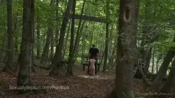 Nackte Frau läuft auf einem matschigen Waldweg hinter ihrem dominanten Master her