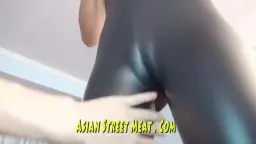 Asiatin in türkisem Top wird von hinten in Leggings gevögelt