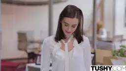 Lana Rhoades steht verführerisch im Türspalt und zeigt ihren knackigen Po
