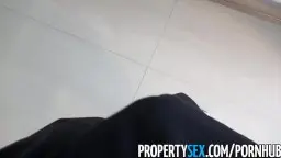 Junge Latina mit langen schwarzen Haaren zeigt den Mittelfinger in lila Top auf dem Bett