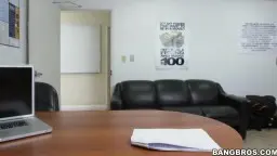 Sekretärin mit Brille greift nach Donuts auf dem Bürotisch, enge rosa Bluse, von oben fotografiert