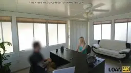 Schüchterne blonde Schönheit im grünen Top und engen Jeansshorts steht mit nacktem Po seitlich am Fenster und wird von hinten angefasst