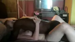 Schüchterne Blonde kniet im roten BH auf dem Bett und saugt hingebungsvoll an einem riesigen schwarzen Schwanz