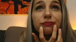 Nahaufnahme einer lachenden silberhaarigen Camgirl mit Zahnspange und verspieltem Blick
