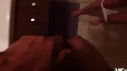 Nahaufnahme eines dicken Schwanzes der auf eine blaue Matte auf Fliesenboden pisst, Füße und Hand sichtbar, kinky Badezimmer-Setting