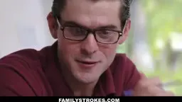 Junger Mann mit Brille hält steifen Schwanz der jungen Frau fest