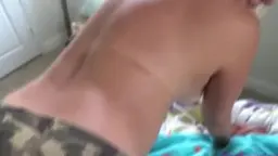 Hand mit Sonnenbrand-Creme auf nacktem Frauengesäß
