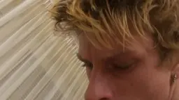 Reife blonde MILF saugt genussvoll an einem jungen harten Schwanz