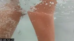 Vina Sky steht oben ohne mit nassen Haaren an einer Steinmauer und präsentiert ihre kleinen Brüste in der Sonne