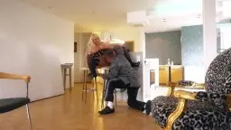 Blonde in Netzstrümpfen wird von hinten im Wohnzimmer genommen