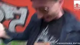 Blonde Dirty Tina kniet draußen und saugt gierig an einem harten Schwanz