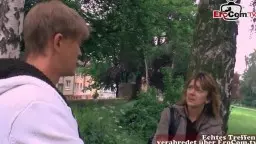 Blonde Cosplay-Schlampe in engen Jeans kniet vor einem Baum und bläst einen Schwanz im Park