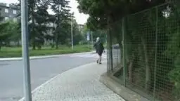 Blonde Frau in lila Slip wird von hinten auf blauer Couch hart gevögelt