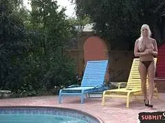 Blondes Busenluder wird tief in die Kehle gefickt