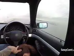 Brünette kniet im Auto und bläst den Polizisten tief in den Mund