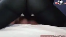 Volle deutsche MILF wird zwischen schwarzem und weißem Mann im Schlafzimmer verwöhnt
