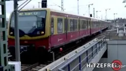 Tätowierte blonde Deutsche kniet zwischen zwei Männern und bläst gierig zwei Schwänze