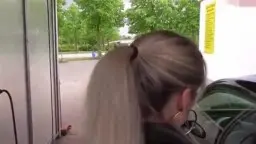 Blonde in Lederjacke wird von hinten am Auto gepackt
