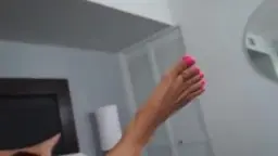 Blonde Milf kniet nackt auf dunklem Boden in modernem Flur und zeigt ihren prallen Po