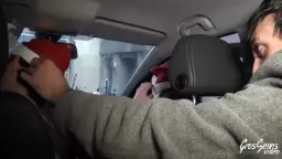 Frau mit Weihnachtsmütze hält grüne Schüssel mit Sahne im Auto