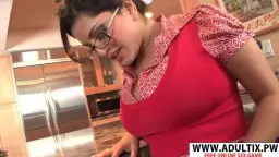 Dickbusige Brillen-MILF im roten Top fingert sich breitbeinig auf der Küchenzeile