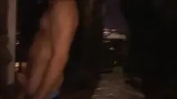 Gigi wird von hinten genommen während sie einen Schwanz lutscht