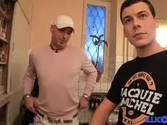 Milf mit langem schwarzen Haar, silberner Kette und lustvoll zurückgeworfenem Kopf in heller Wohnung