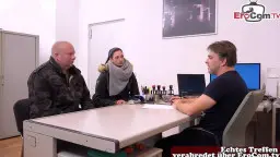 Glatzkopf mit Tattoo hält den Kopf der schwarzhaarigen MILF und lässt sie im Büro seinen Schwanz lutschen