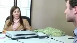 Ava Addams kniet mit offenem Mund zwischen mehreren steifen Schwänzen im Büro