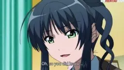 Hetani Anime Babe mit langen schwarzen Zöpfen und großen grünen Augen blickt lustvoll nach oben