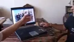 Mann zeigt auf Laptop-Bildschirm mit Orgien-Szene im Freien