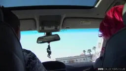 Rote Haare im Cabrio mit Ebony und weißem Mann beim Fick unter Palmen