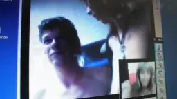 Nahaufnahme eines schwitzenden Mannes mit offenem Mund und lustverzerrtem Gesicht, von einer nackten Frau von oben betrachtet, blaues Licht im Hintergrund