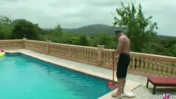 Muskelmann mit Maske steht allein am sonnigen Pool auf der Terrasse