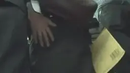 Hand einer blonden Frau greift erregt an den Oberschenkel eines Mannes im Bus