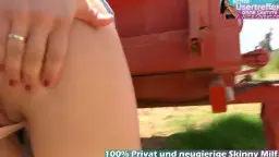 Nahaufnahme von Hand, die den Arsch der Skinny Milf spreizt und den Schwanz tief im engen Loch zeigt