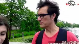 Junge Frau mit grünem Shirt posiert neben Couch