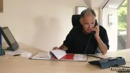 Bürosex mit jungem Teen und reifem Chef – 10 Min Office-Porno