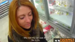 Rothaarige MILF treibt es im Supermarkt – Quickie-Sex am Kühlregal