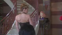 Brünette Milf von hinten auf heller Treppe stehend